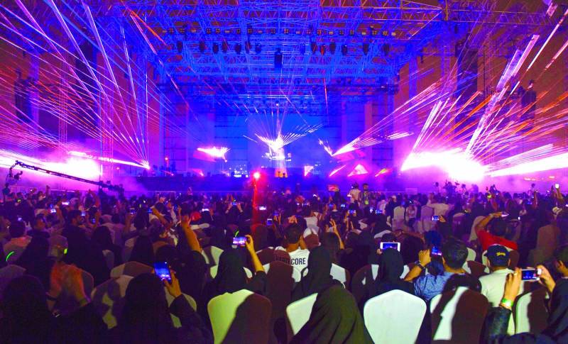 Le public assiste au concert de Jean-Michel Jarre à l'occasion de la Fête nationale saoudienne en septembre.
