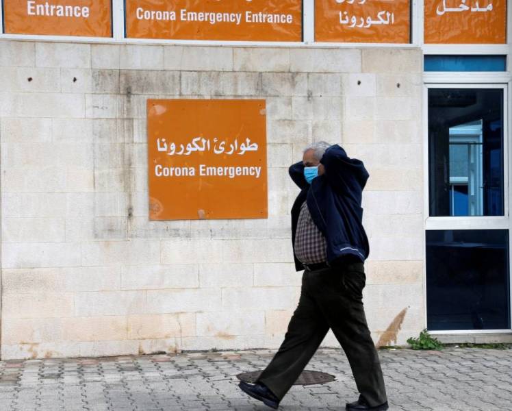 Un  Libanais à l'entrée des urgences de l'hôpital Rafic Hariri